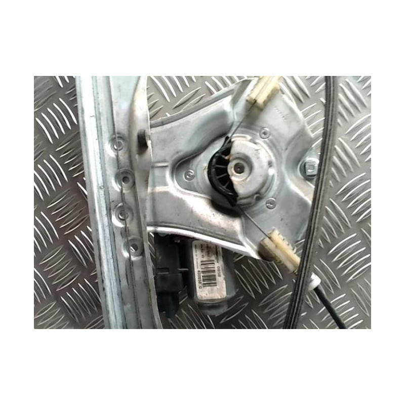 Leve vitre electrique avant gauche RENAULT CLIO 3 PHASE 1 BREAK d’occasion