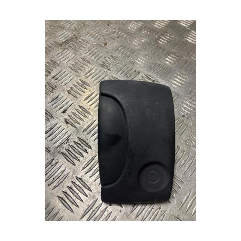 Poignee porte coffre droit RENAULT KANGOO 1 PHASE 2 d’occasion