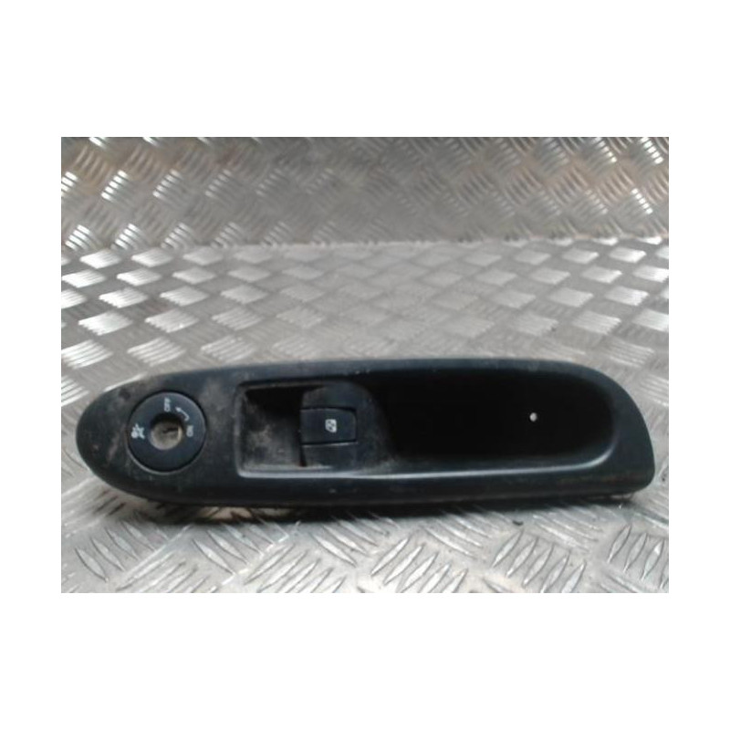 Interrupteur de leve vitre avant droit RENAULT CLIO 2 PHASE 2 d’occasion