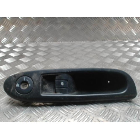 Interrupteur de leve vitre avant droit RENAULT CLIO 2 PHASE 2 d’occasion
