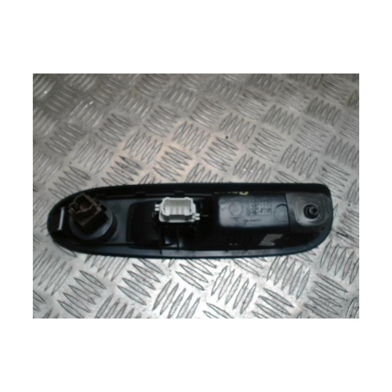 Interrupteur de leve vitre avant droit RENAULT CLIO 2 PHASE 2 d’occasion