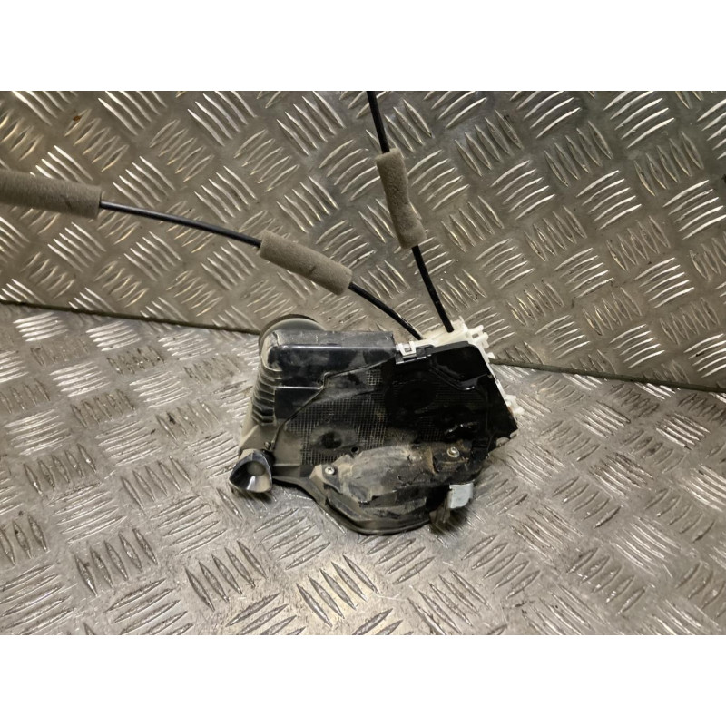 Serrure avant droit TOYOTA YARIS 4 d’occasion