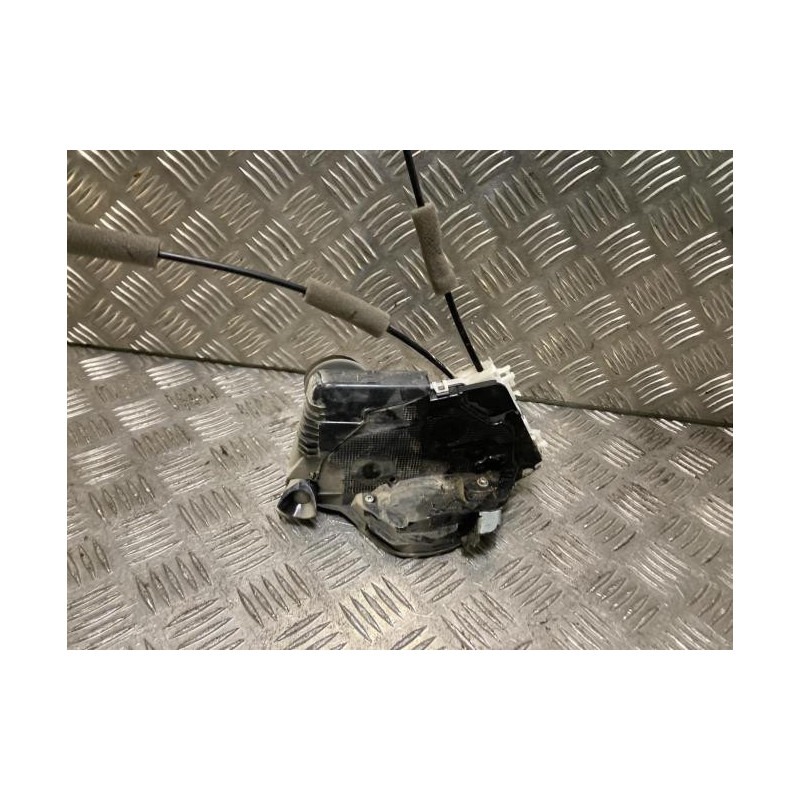 Serrure avant droit TOYOTA YARIS 4 d’occasion