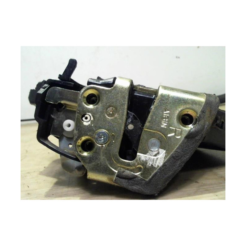 Serrure arriere droit TOYOTA AVENSIS 2 PHASE 1 d’occasion