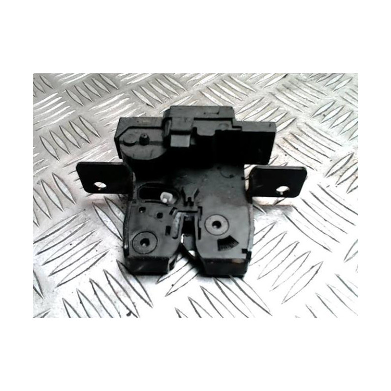 Serrure de hayon RENAULT CLIO 3 PHASE 1 d’occasion