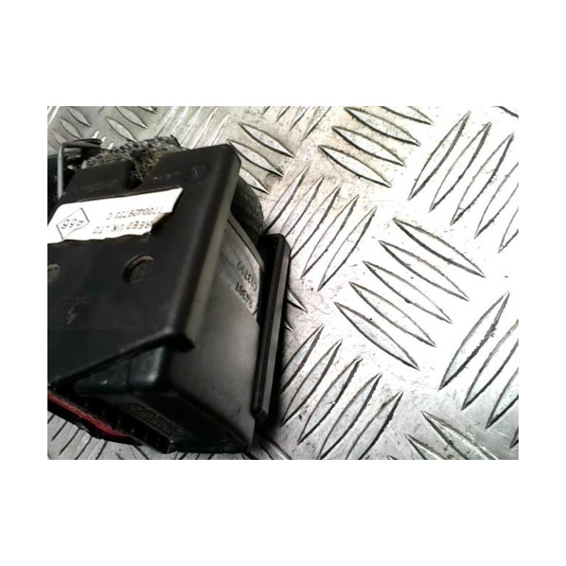 Attache ceinture arriere gauche RENAULT CLIO 2 PHASE 1 d’occasion