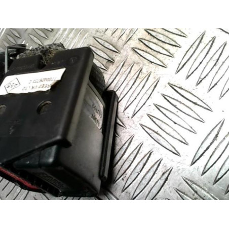 Attache ceinture arriere gauche RENAULT CLIO 2 PHASE 1 d’occasion