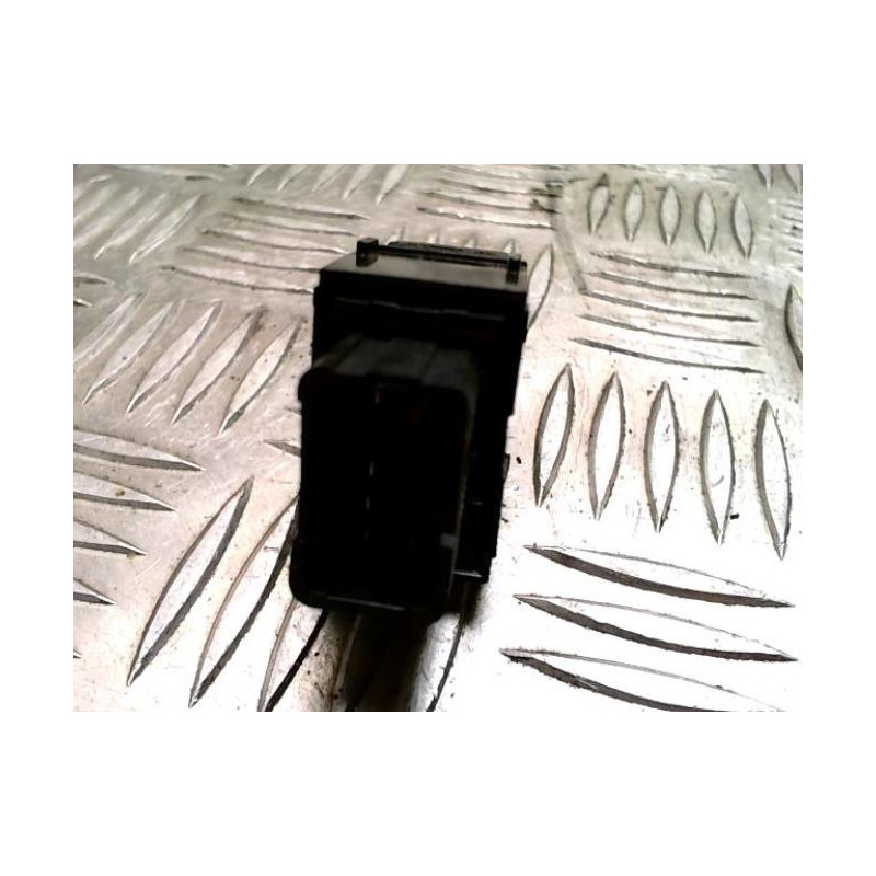 Interrupteur de leve vitre arriere gauche KIA VENGA PHASE 1 d’occasion