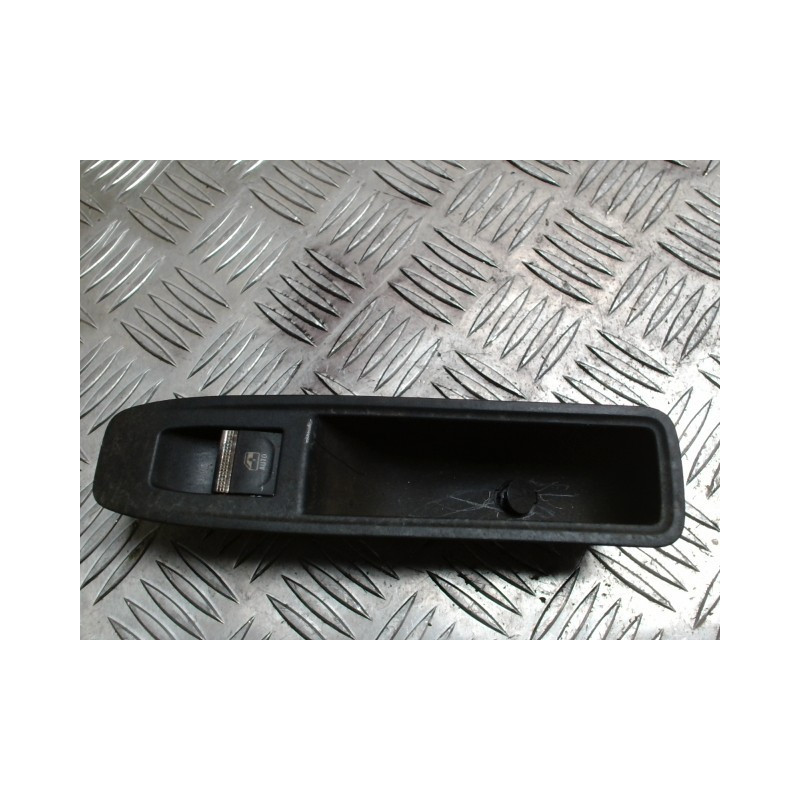 Interrupteur de leve vitre arriere gauche RENAULT CAPTUR 2 PHASE 1 d’occasion