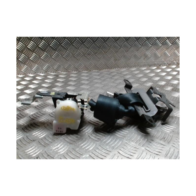 Ceinture arriere centre troisieme ligne TOYOTA COROLLA VERSO 2 PHASE 1 d’occasion