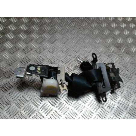 Ceinture arriere centre troisieme ligne TOYOTA COROLLA VERSO 2 PHASE 1 d’occasion