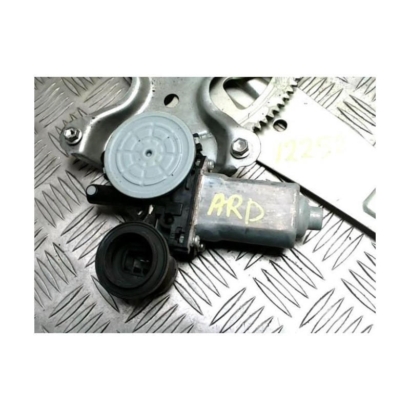 Leve vitre electrique arriere droit TOYOTA RAV4 2 PHASE 2 d’occasion