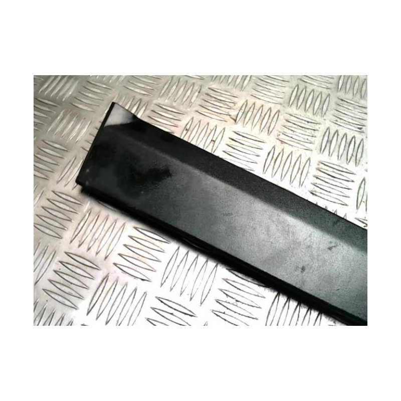 Baguette de porte avant gauche FORD FIESTA 5 PHASE 2 d’occasion