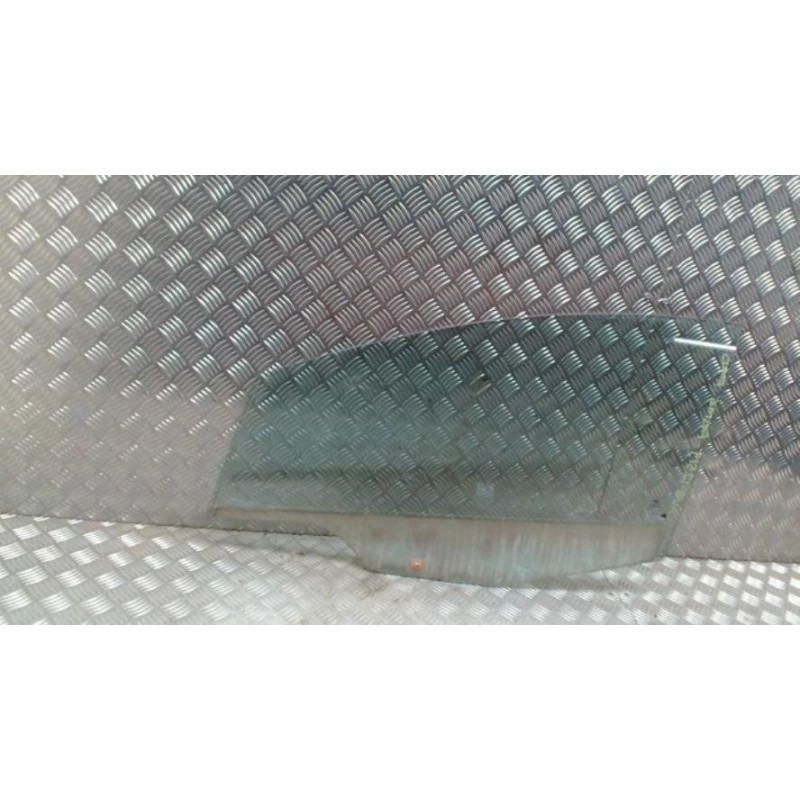 Vitre avant gauche FORD FIESTA 6 PHASE 1 d’occasion