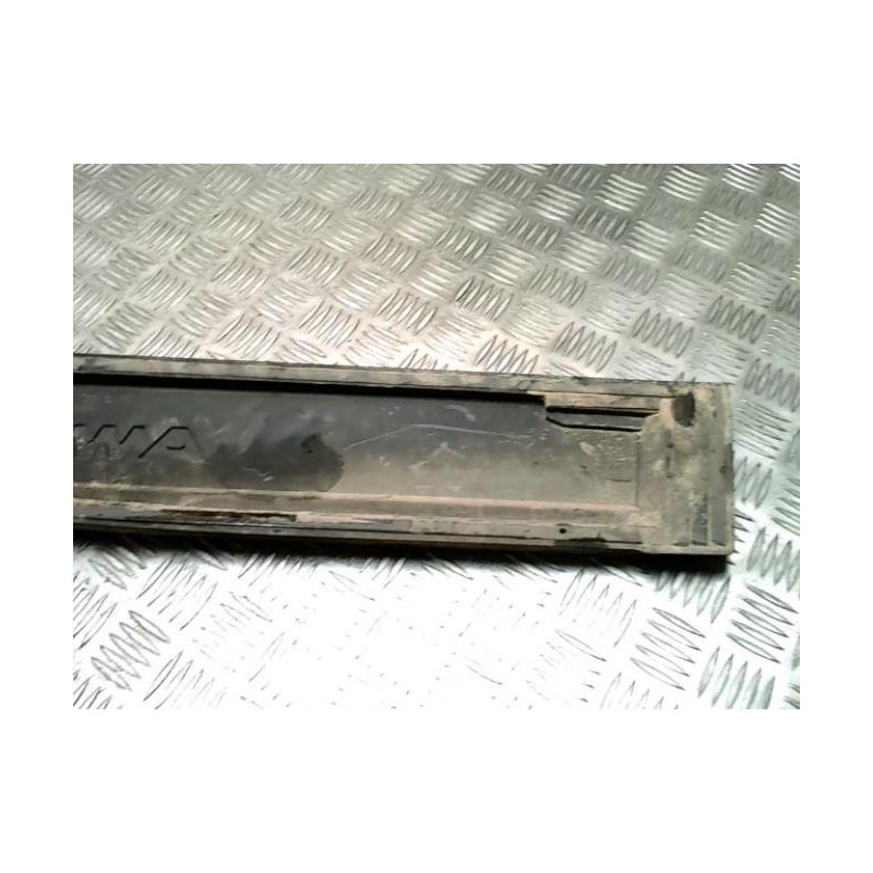 Baguette de porte arriere gauche  TOYOTA URBAN CRUISER d’occasion