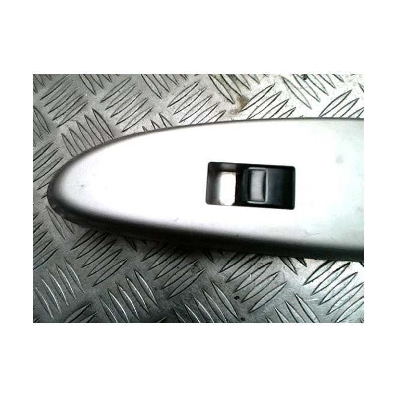 Interrupteur de leve vitre avant droit TOYOTA URBAN CRUISER d’occasion