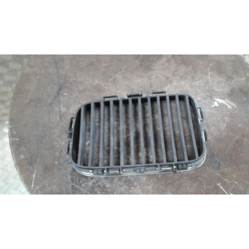 Grille de calandre droite BMW SERIE 3 E36 COMPACT d’occasion