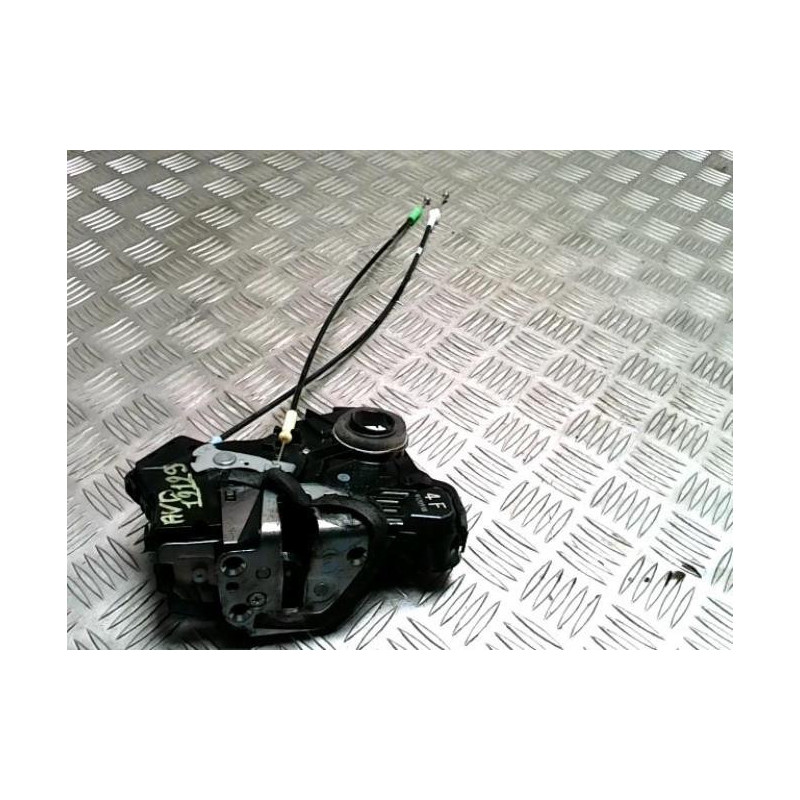Serrure avant droit TOYOTA URBAN CRUISER d’occasion