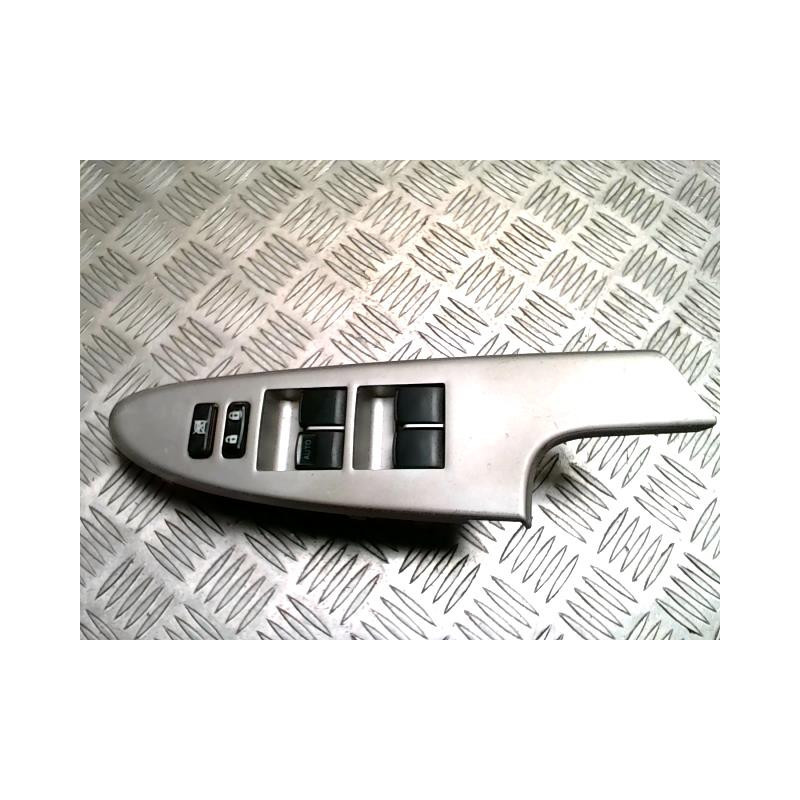 Interrupteur de leve vitre avant gauche TOYOTA URBAN CRUISER d’occasion