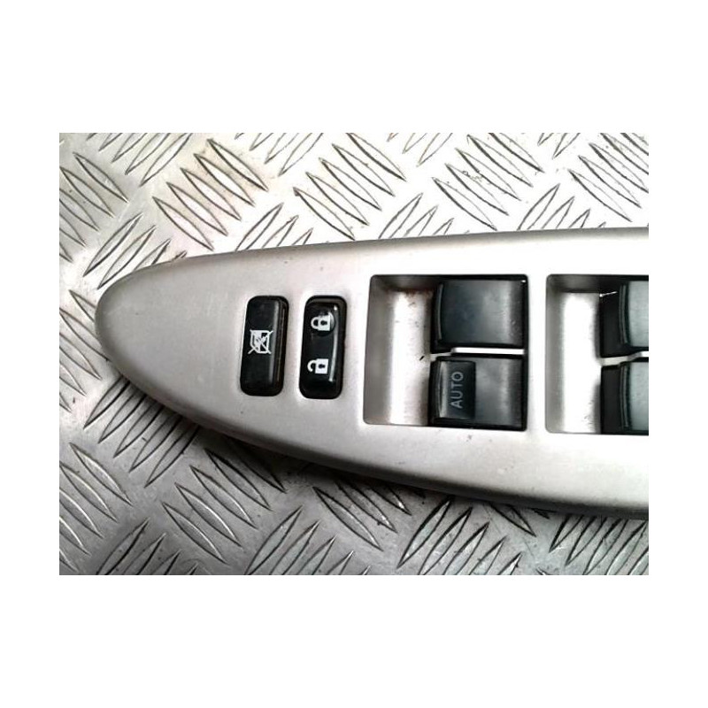 Interrupteur de leve vitre avant gauche TOYOTA URBAN CRUISER d’occasion