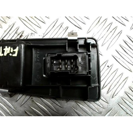 Interrupteur de leve vitre avant droit FIAT GRANDE PUNTO d’occasion