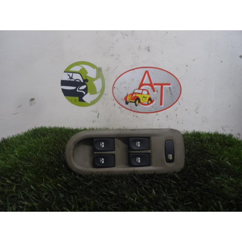 Interrupteur de leve vitre RENAULT CLIO III PHASE 1 d’occasion