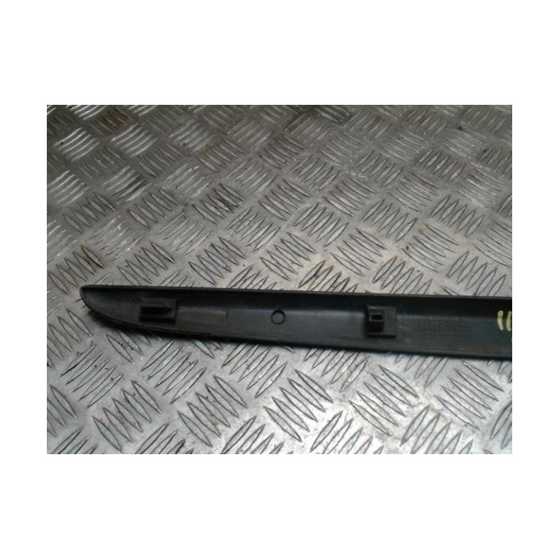 Baguette de porte arriere gauche  RENAULT CLIO 3 PHASE 1 d’occasion