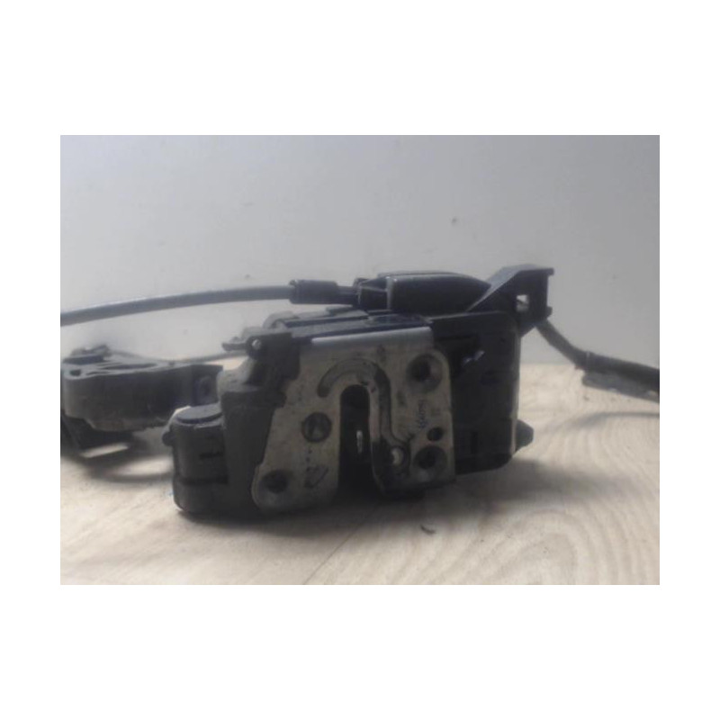 Serrure avant droit RENAULT CLIO 3 PHASE 1 d’occasion