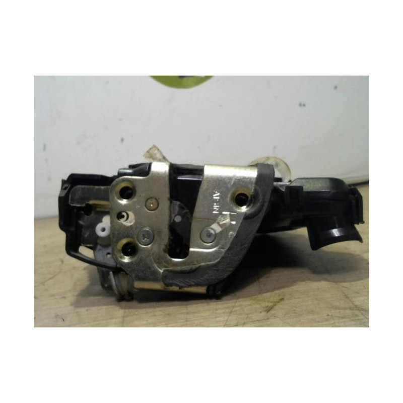 Serrure avant droit TOYOTA AVENSIS 2 PHASE 1 d’occasion