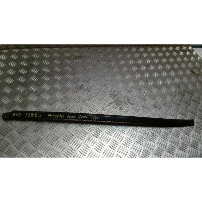 Baguette de porte avant droite NISSAN MICRA 3 PHASE 1 d’occasion