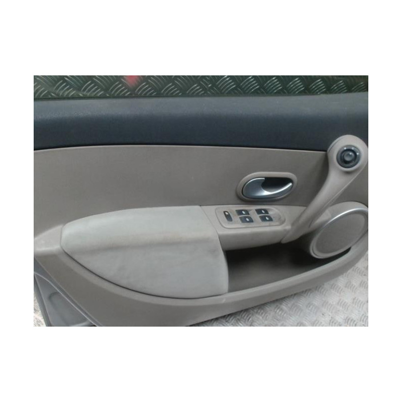 Porte avant gauche RENAULT CLIO 3 PHASE 1 d’occasion