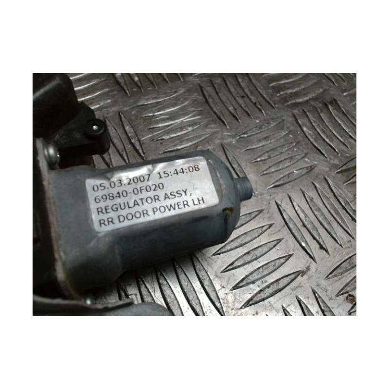 Leve vitre electrique arriere gauche TOYOTA COROLLA VERSO 2 PHASE 1 d’occasion