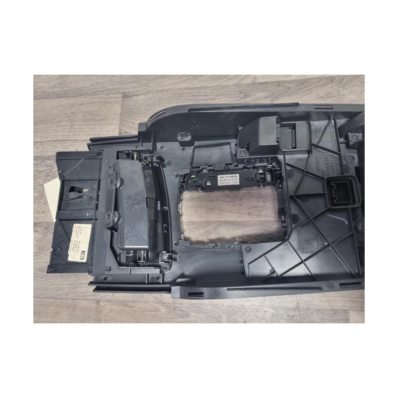 Console central (interieur plastique) AUDI A6 3 AVANT PHASE 1 BREAK d’occasion