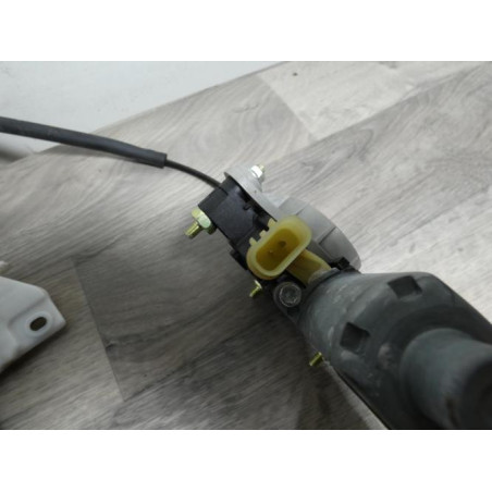 Leve vitre electrique avant droit KIA RIO 4 PHASE 1 d’occasion