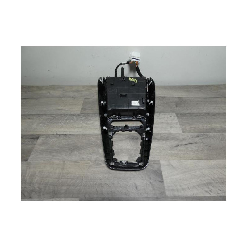 Console central (interieur plastique) KIA RIO 4 PHASE 1 d’occasion