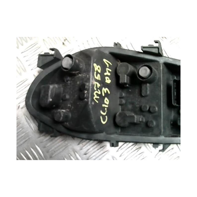 Platine feu arriere gauche RENAULT CLIO 3 PHASE 1 d’occasion