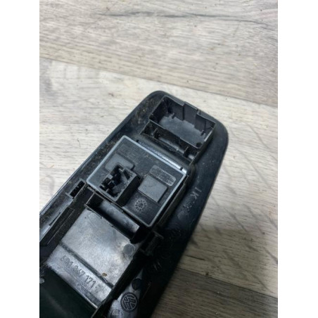 Interrupteur de leve vitre avant gauche VOLKSWAGEN POLO 4 PHASE 1 d’occasion