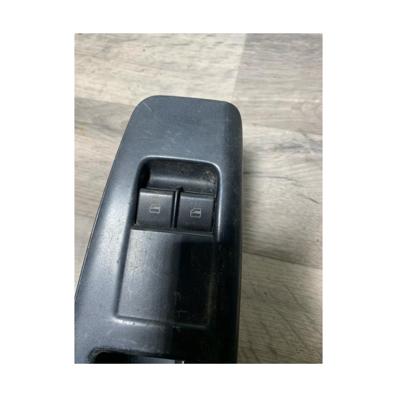 Interrupteur de leve vitre avant gauche VOLKSWAGEN POLO 4 PHASE 1 d’occasion