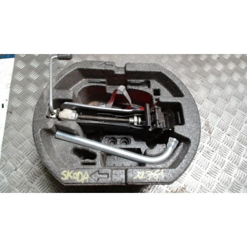 Cric (Ensemble depannage) SKODA FABIA 2 PHASE 2 d’occasion