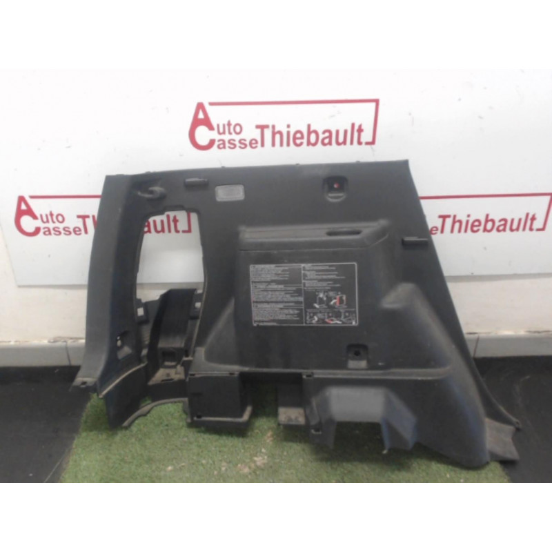 Garniture laterale arriere gauche TOYOTA COROLLA VERSO II PHASE 1 d’occasion