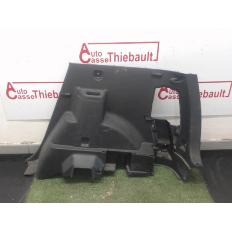 Garniture laterale arriere droite TOYOTA COROLLA VERSO II PHASE 1 d’occasion