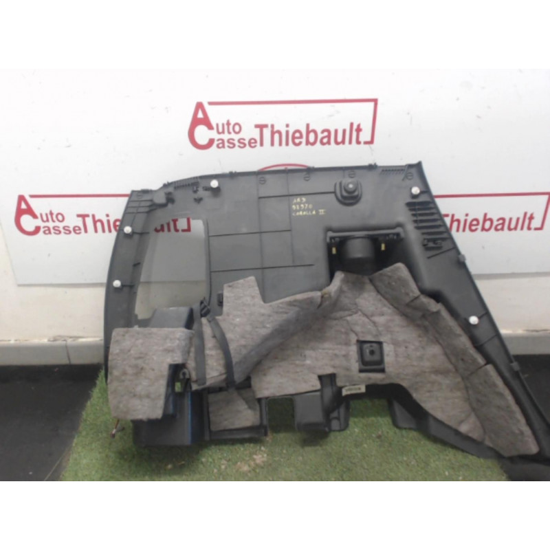 Garniture laterale arriere droite TOYOTA COROLLA VERSO II PHASE 1 d’occasion