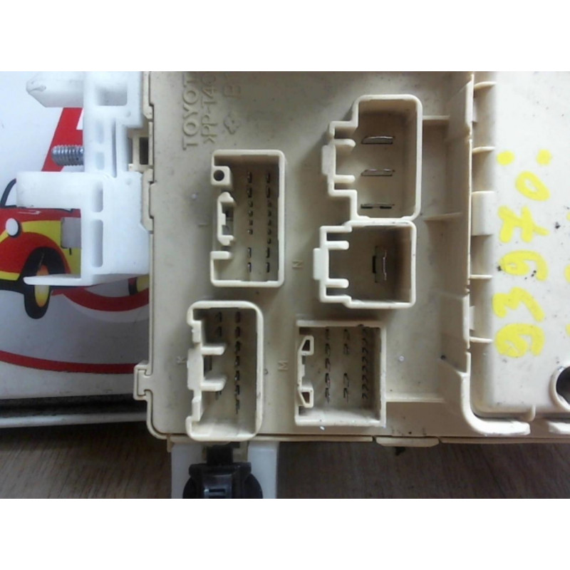Porte fusible TOYOTA COROLLA VERSO II PHASE 1 d’occasion