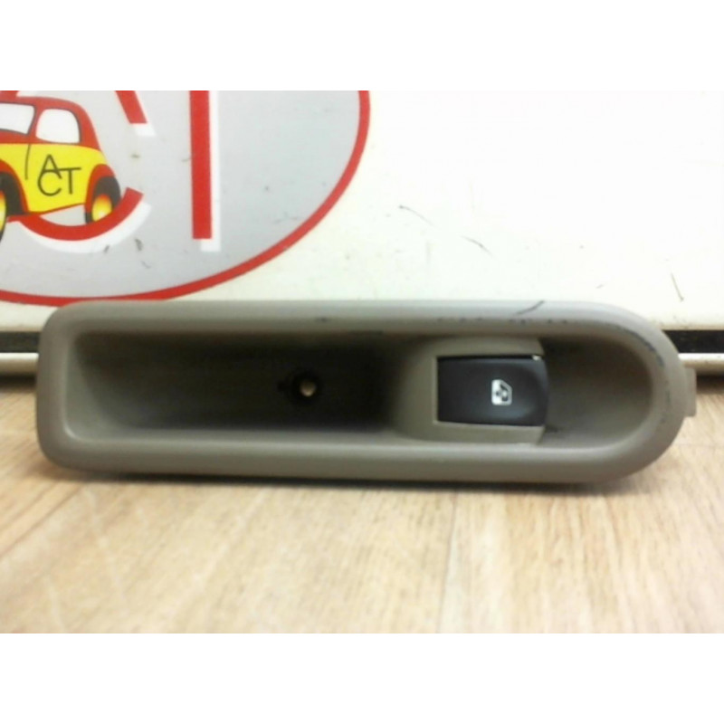 Interrupteur de leve vitre arriere droit RENAULT CLIO III 1.5 DCI d’occasion