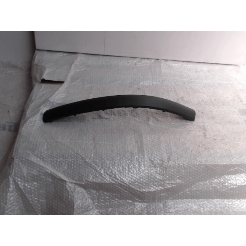 Moulure de pare choc avant VOLKSWAGEN PASSAT IV (3A2) d’occasion