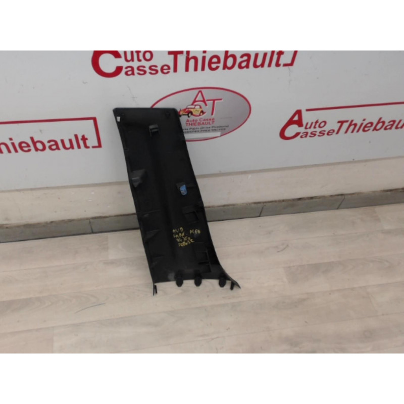 Garniture laterale droite RENAULT SCENIC III PHASE 1 d’occasion