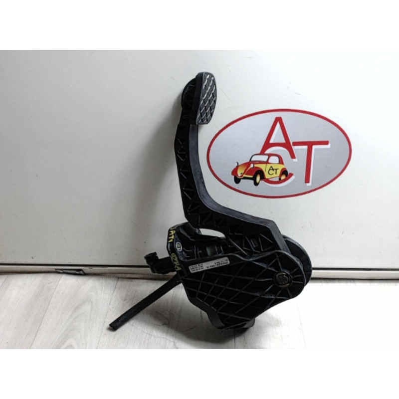 Pedalier d'embrayage VOLKSWAGEN PASSAT V (3B6) d’occasion