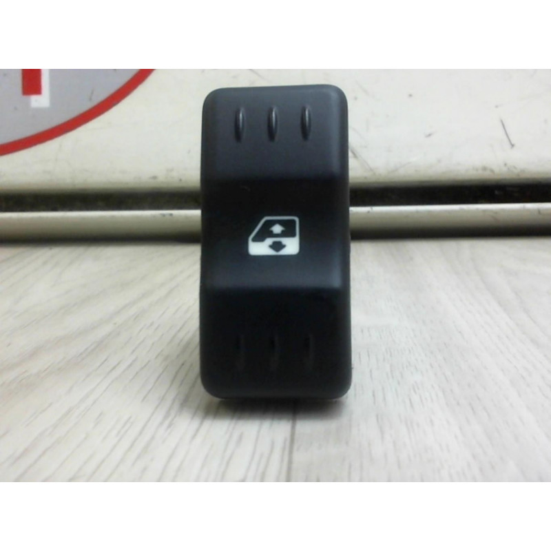 Interrupteur de leve vitre avant droit DACIA LOGAN d’occasion