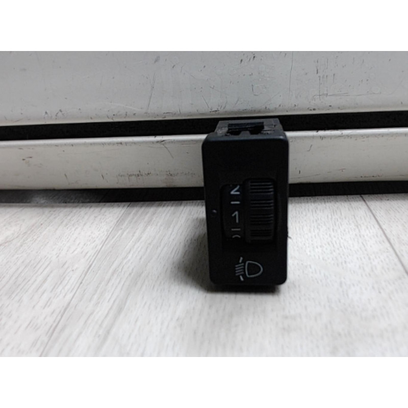 Commande de reglage hauteur de phare PEUGEOT 208 1.4 HDI d’occasion