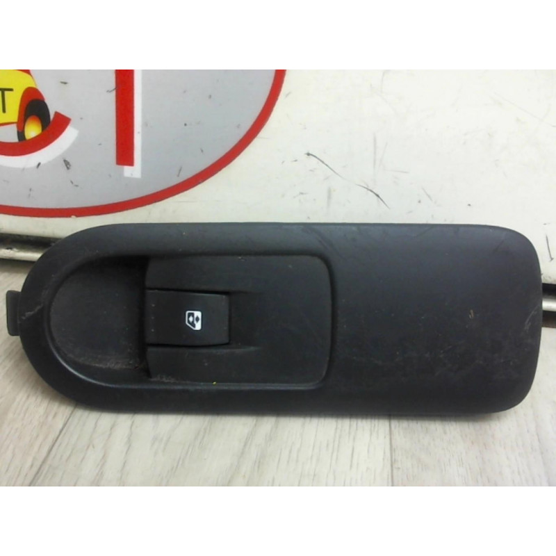 Interrupteur de leve vitre avant droit RENAULT  d’occasion